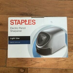 Staples nwt light use electric pencil sharpener